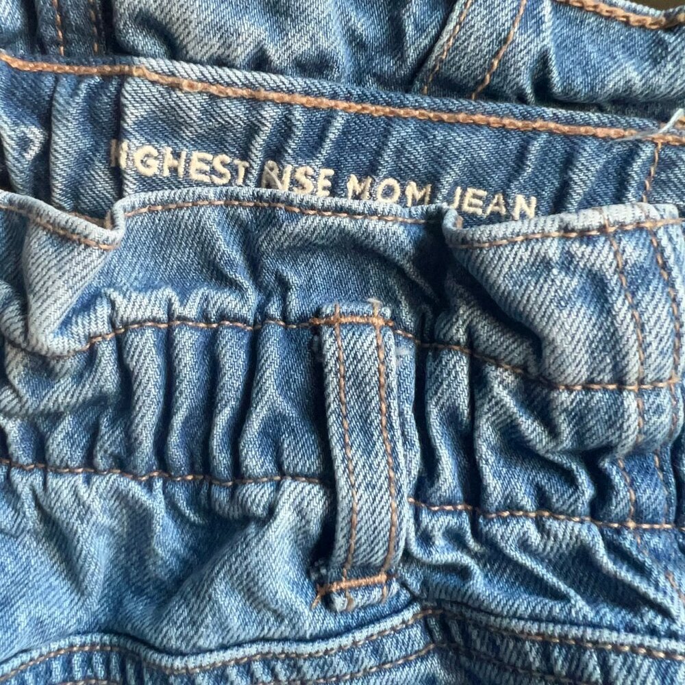 American Eagle Highest Rise Mom Jean - Paperbag Waist - 6 Short - Picture 3 of 6